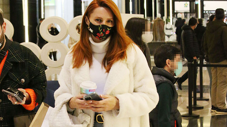 Wide leg jeans: H Έβελυν Καζαντζόγλου μάς δείχνει πώς να φορέσουμε την κορυφαία τάση στα jeans