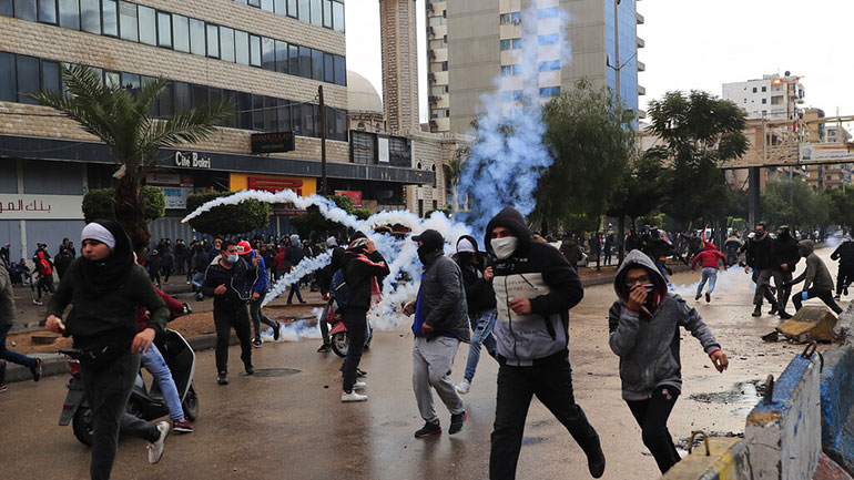 Λίβανος: Σπίτια πολιτικών στην Τρίπολη έγιναν στόχος διαδηλωτών