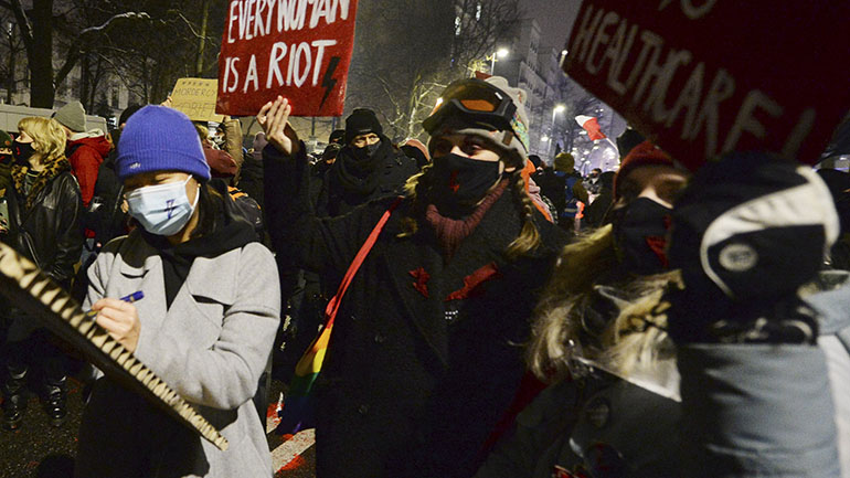 Πολωνία: Δεύτερη νύχτα διαδηλώσεων μετά τη δημοσίευση του διατάγματος που απαγορεύει τις αμβλώσεις