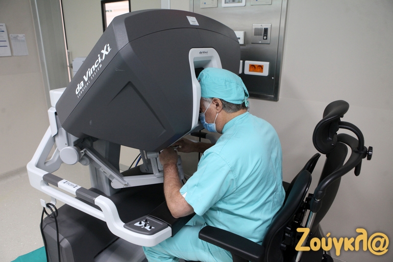 Ο Δρ. Κωνσταντινίδης βρίσκεται στο "cockpit" και με τα χειριστήρια ελέγχει τα όργανα και τις μικροκάμερες