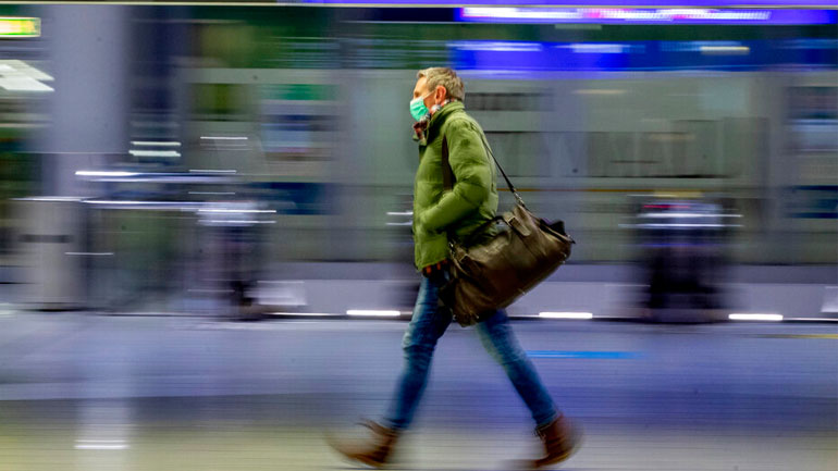 Η ΕΕ συμφωνεί σε ζώνες Covid-19 με «σκούρο κόκκινο» χρώμα και σε αυστηρότερους περιορισμούς στα ταξίδια