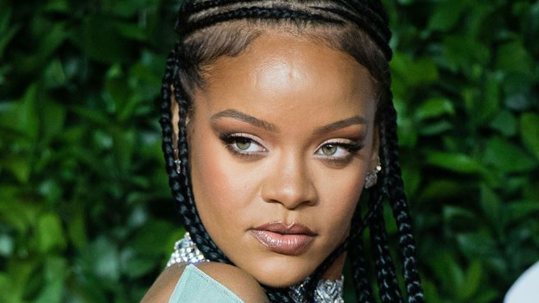 Το νέο hairstyle της Rihanna είναι εμπνευσμένο από τη δεκαετία του 1980