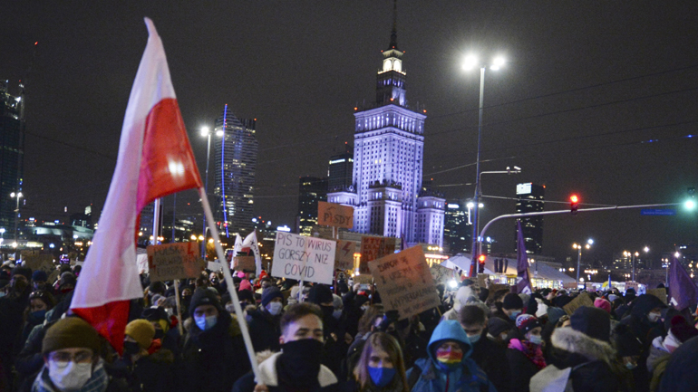 Πολωνία: Τρίτη νύχτα διαδηλώσεων κατά της απαγόρευσης των αμβλώσεων
