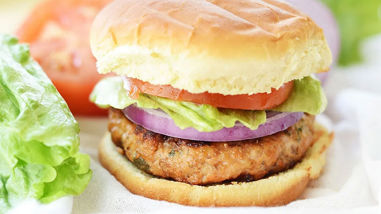 Cheat day: Απολαύστε ένα burger με μπιφτέκι σολομού