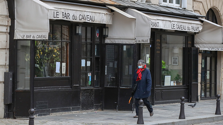 «Λουκέτο» σε 24 εστιατόρια στο Παρίσι που παραβίαζαν τα μέτρα για τον Covid