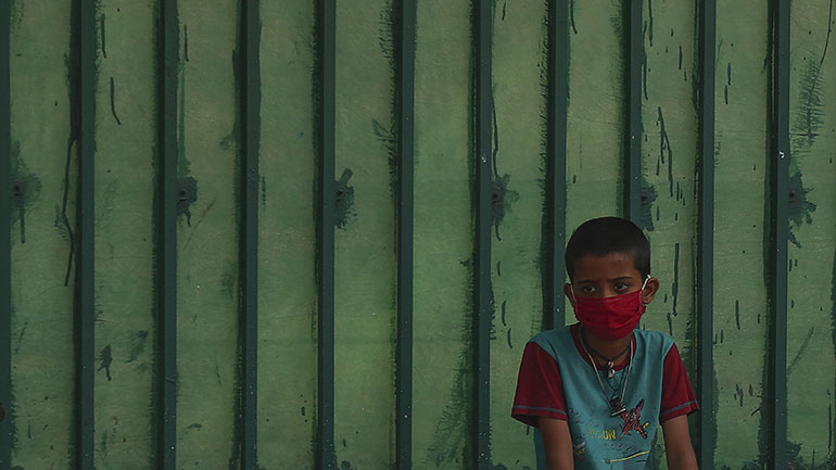 Μειώνονται τα ενεργά κρούσματα Covid-19 στην Ινδία