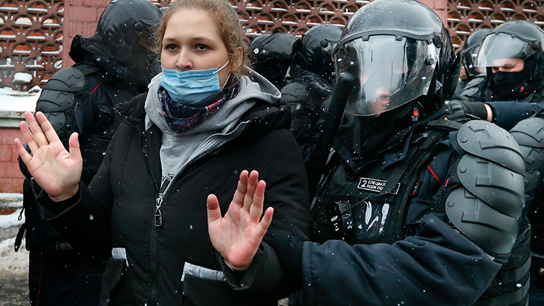 Η EE “εκφράζει τη λύπη της για τις μαζικές συλλήψεις” στις διαδηλώσεις υπέρ του Αλεξέι Ναβάλνι