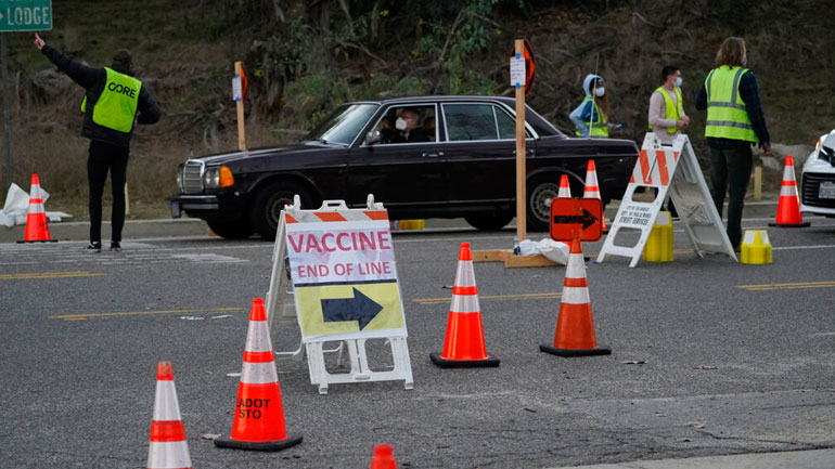 Λος Άντζελες: Διαδηλωτές διέκοψαν προσωρινά τη λειτουργία εμβολιαστικού κέντρου