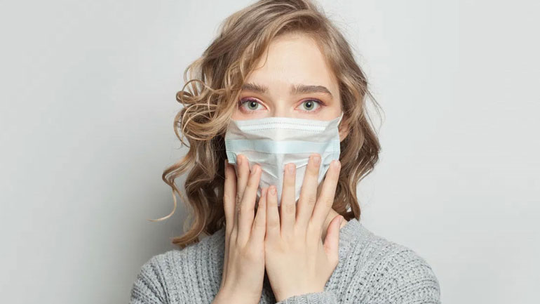 Πώς να αντιμετωπίσετε την κακή αναπνοή κάτω από τη μάσκα