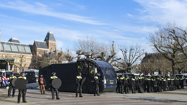 Η ολλανδική αστυνομία διέλυσε πλήθος διαδηλωτών κατά του lockdown – Συνέλαβε 30 ανθρώπους
