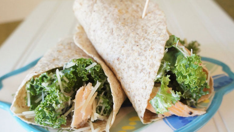 Wraps με σολομό και kale για το γραφείο