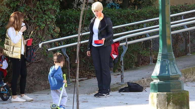 Σία Κοσιώνη: Βόλτα στο κέντρο της Αθήνας με τον γιο της