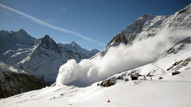 Ελβετία: Δύο άτομα που είχαν θαφτεί κάτω από χιονοστιβάδα σώθηκαν χάρη στους σκύλους τους
