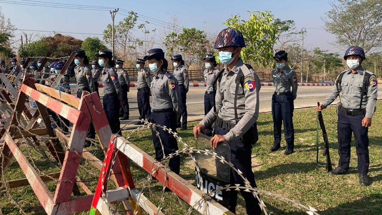 Μιανμάρ: Στρατιώτες στο δημαρχείο της πόλης Γιανγκόν