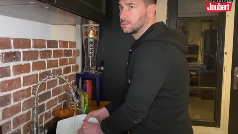 Ένας άντρας πλένει τα πιάτα στην καραντίνα