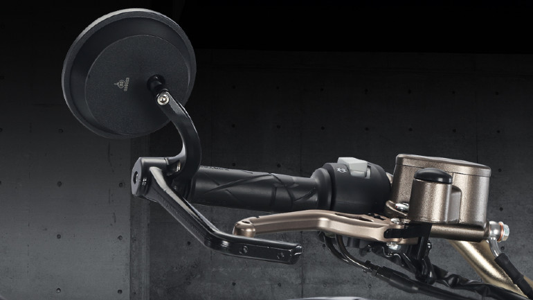 Καθρέφτες στην άκρη του τιμονιού που παραπέμπουν σε κλασικές ρετρό μοτοσικλέτες.