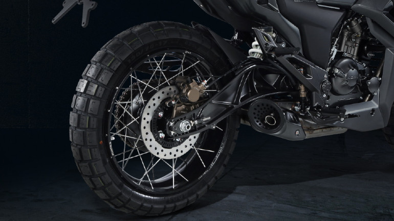 Ψαλίδι τύπου "μπανάνα" από τη μία μεριά για να φιλοξενηθεί το τελικό της εξάτμισης.