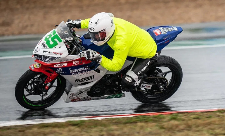 Από τη συμμετοχή της στο Παγκόσμιο Πρωτάθλημα SSP300 στο Magny-Cours.