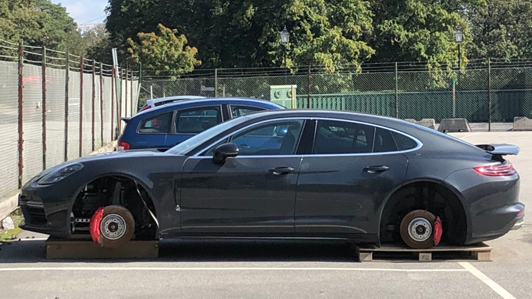 Πήγε να πάρει την Porsche και τη βρήκε έτσι!