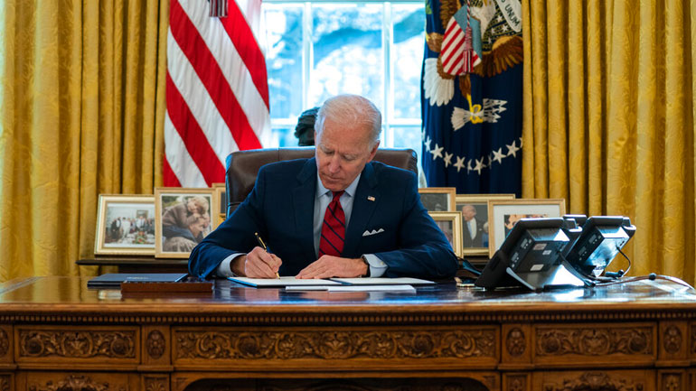 Ο Μπάιντεν απειλεί με κυρώσεις τη Μιανμάρ αν ο στρατός δεν παραδώσει την εξουσία