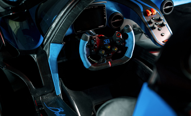 Αγωνιστικού τύπου καμπίνα με φουλ carbon και alcantara