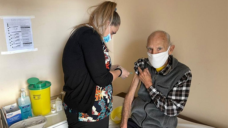 Politico: Μόνο το 23% των πολιτών της θα έχει εμβολιάσει η Ελλάδα μέχρι το Σεπτέμβριο