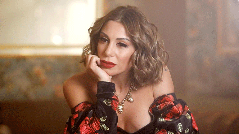 Η Μαρία Καρλάκη σε ρόλο Λατίνας