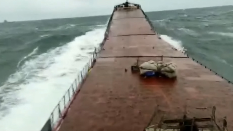 Βίντεο δείχνει ένα φορτηγό πλοίο να κόβεται στα δύο στη Μαύρη Θάλασσα