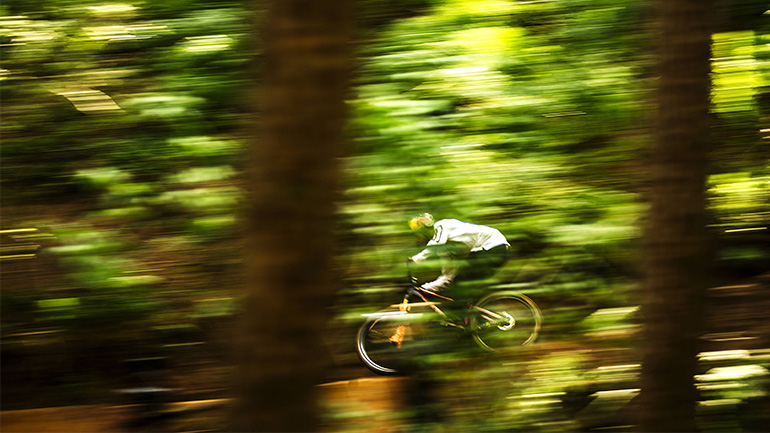 Ο Matt Jones πάει κόντρα στους κανόνες του mountain bike