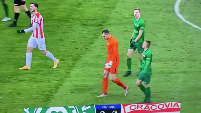 Εκνευρισμένος τερματοφύλακας πετάει την μπάλα