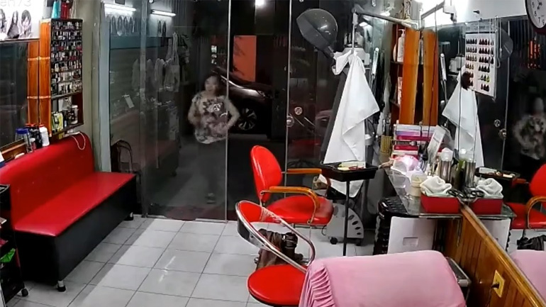 Γυναίκα μπαίνει σε κομμωτήριο –fail