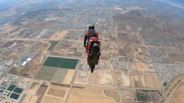 Αυτό το ηλεκτρικό scooter… πετάει!