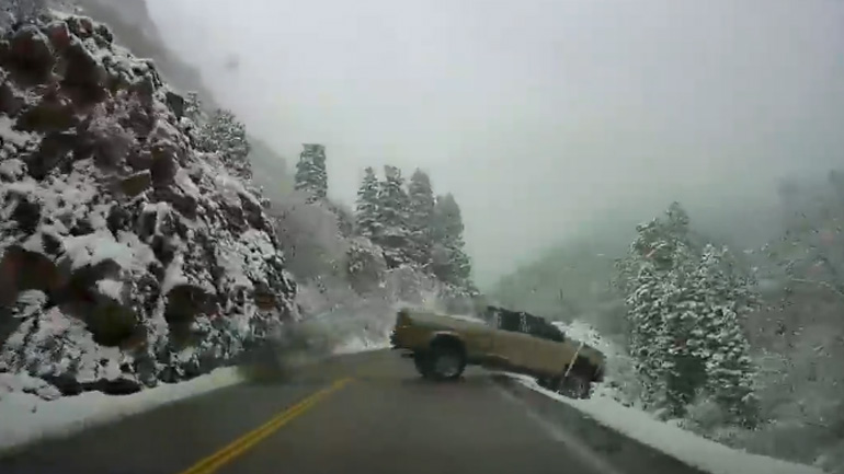 Τρομερό ατύχημα με δύο αυτοκίνητα να πέφτουν σε γκρεμό!