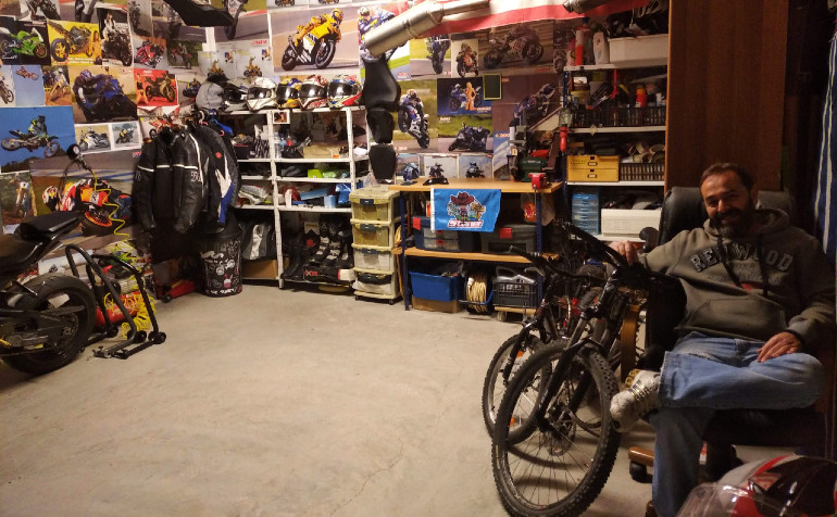 Μας υποδέχτηκε ήρεμος στην πολυθρόνα του σε ένα γκαράζ με έντονη προσωπικότητα