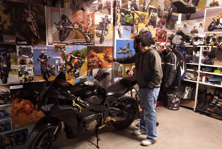 Λάτρης του 0-300 και των άλλων κλασικών περιοδικών μοτοσικλέτας ο Μάνος μας δείχνει το δικό του KTM SuperDuke990