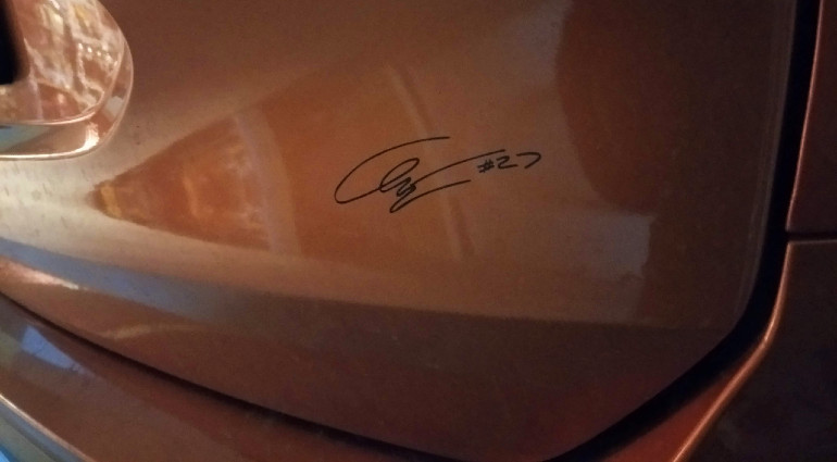 Στο πίσω μέρος του Nissan X-Trail του η υπογραφή του Casey Stoner... αυτό τα λέει όλα!