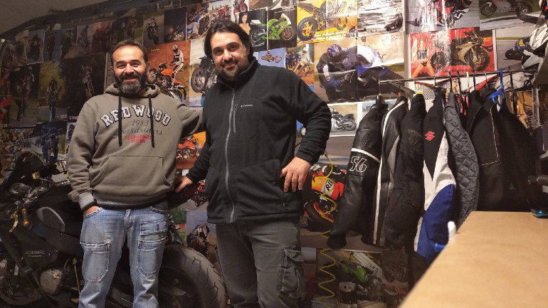 Μπροστά από το κατάμαυρο Honda CBR1000R του...