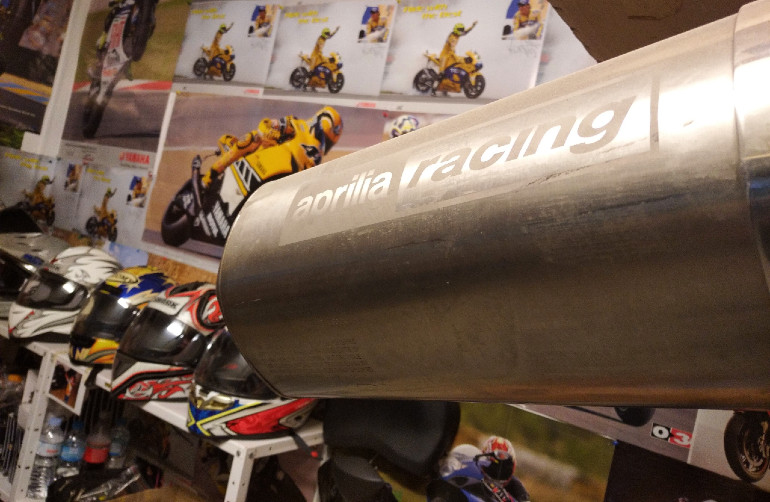 Τελικό εξάτμισης από Aprilia Tuono 1000 κρεμασμένη από την οροφή...