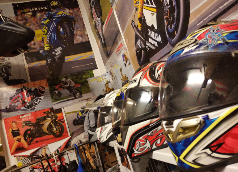 Μεγάλη συλλογή από κράνη και στο βάθος... ο Valentino Rossi