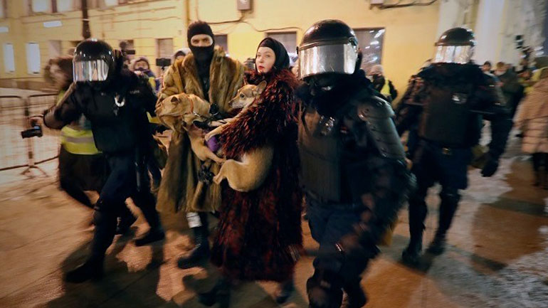 Το Κρεμλίνο δικαιολογεί τη χρήση βίας στις διαδηλώσεις για τον Ναβάλνι – Πάνω από 1.400 άτομα συνελήφθησαν