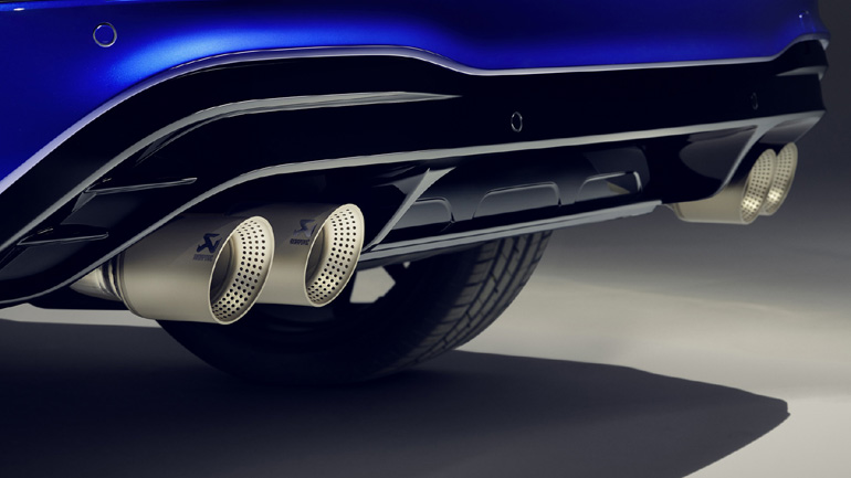 Η εξάτμιση της Akrapovic με τις τέσσερις απολήξεις προσφέρεται προαιρετικά.