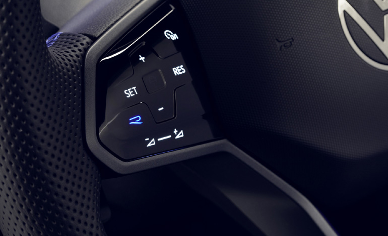 Το κουμπί "R" βρίσκεται στην αριστερή πλευρά του τιμονιού.