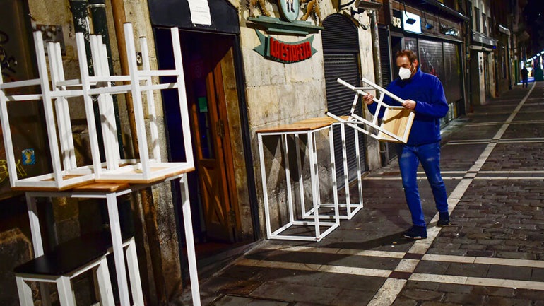 Η Καταλονία αίρει κάποια από τα περιοριστικά μέτρα καθώς μειώνονται τα κρούσματα κορωνοϊού