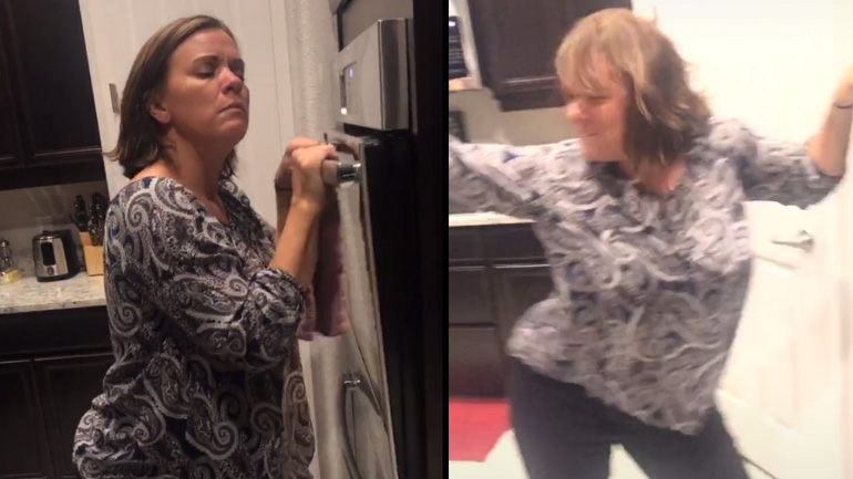 Μητέρα παίζει μουσική στην κουζίνα