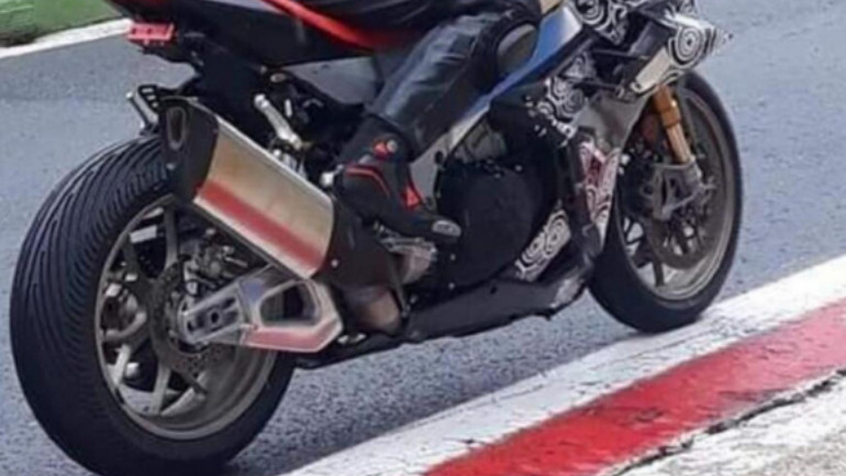 Το ψαλίδι είναι καινούριο και είναι τοποθετημένο ανάποδα με το κυρτό κομμάτι προς τα κάτω.