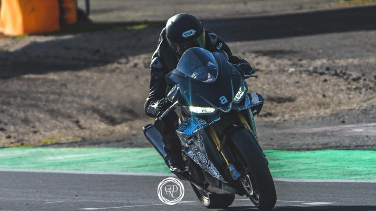 Οι εικόνες δείχνουν τους δοκιμαστές της Aprilia να "λιώνουν" το RSV4 στην πίστα της Vallelunga.