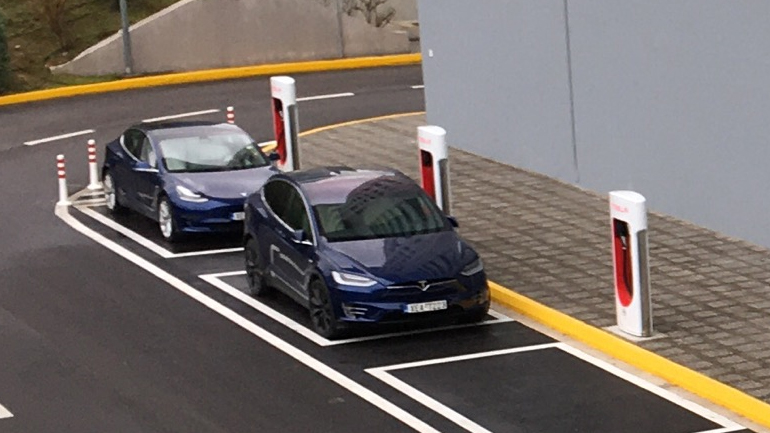 Σε ποιες πόλεις και πότε θα ξεκινήσουν τη λειτουργία τους οι ταχυφορτιστές της Tesla