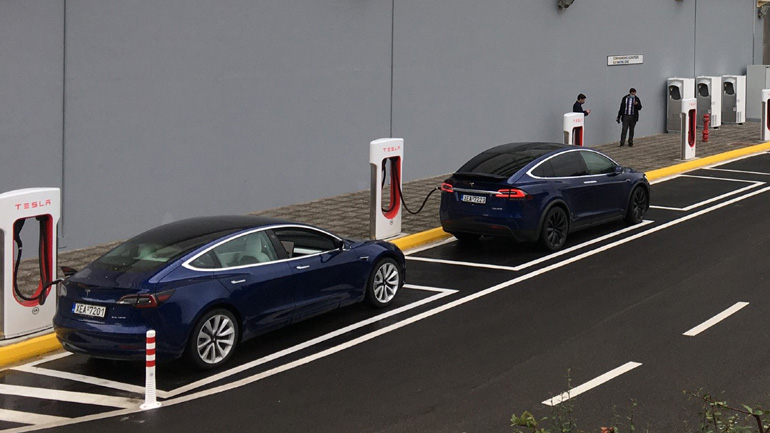 Η Tesla τοποθέτησε τους πρώτους ταχυφορτιστές στην Ελλάδα