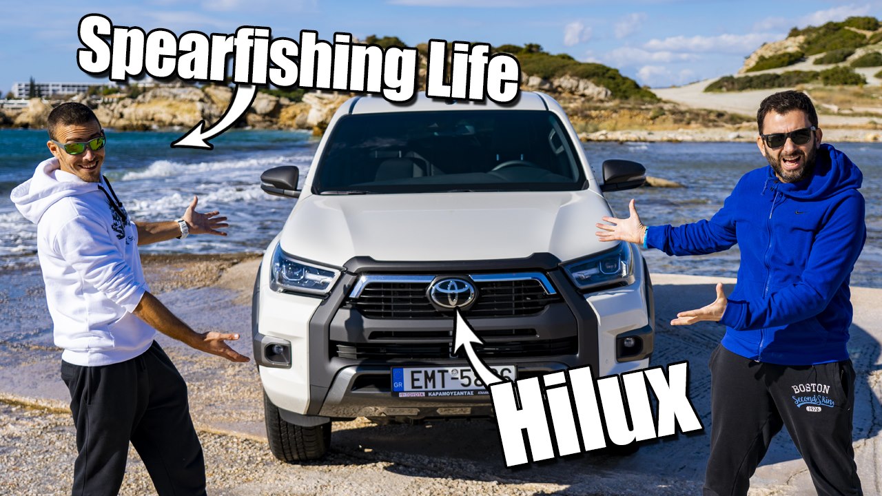 Ο Δήμος Αδάμης γνωστός στο χώρο του ψαροντούφεκου ως Spearfishing Life μαζί με το προσωπικό του Toyota Hilux, ένα από τα πρώτα που κυκλοφόρησαν στην Ελλάδα με το νέο μηχανικό σύνολο των 2.8 λίτρων