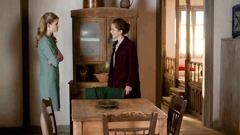 Άγριες Μέλισσες: Η Ασημίνα και η Δρόσω βάζουν για λίγο στην άκρη όσα τις χωρίζουν